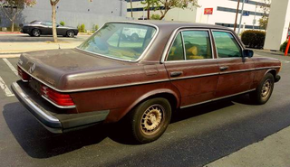 Illustration for article titled It Doesn't Get Much More Jalop Than This Brown W123 Diesel 4-Spd Benz